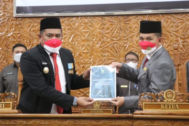 Wabub Kutim Serahkan Rancangan Kua Ppas Ke Dprd