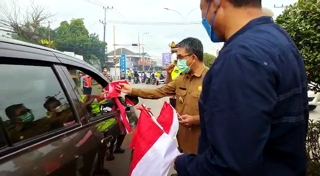 Semarakkan HUT RI Pemkab Kutim Bagikan Bendera Merah Putih Ke Pengendara