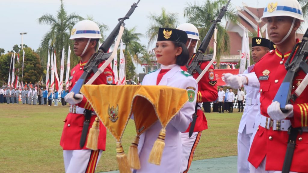 Ini Sosok Pembawa Baki Hingga Komandan Upacara Penurunan Bendera HUT Ke