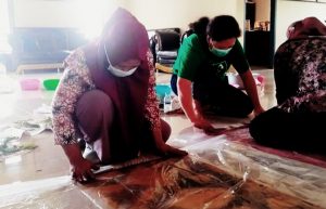 Semangat Ibu PKK Desa Sekerat Ikuti Pelatihan Batik Ecoprint dan Shibori